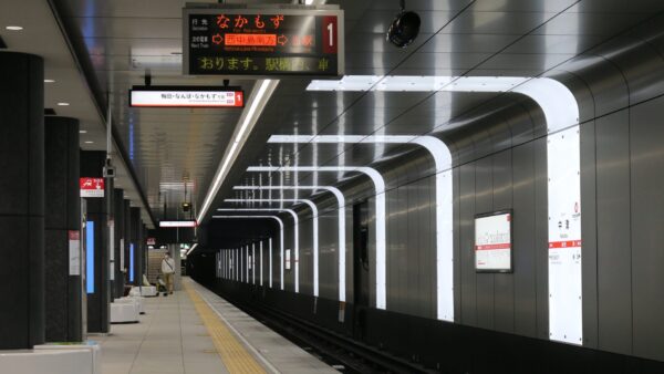 Osaka Metro 駅貼りポスター料金ガイド。梅田・なんばなど主要駅の費用目安と活用法