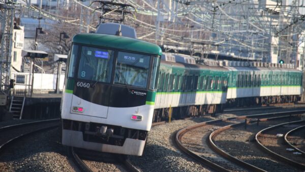 京阪電車の広告の種類と料金目安。大阪〜京都エリアの観光・通勤層を狙う！