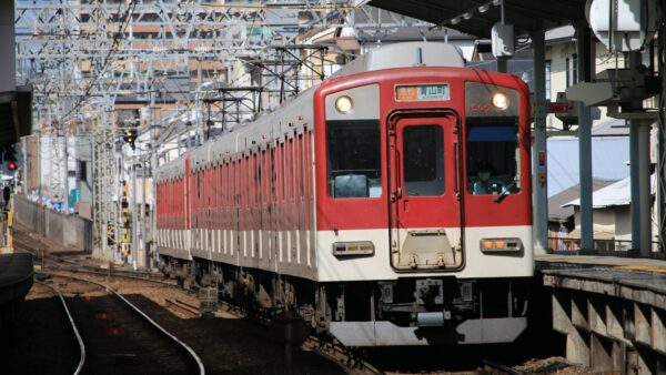 近鉄電車の駅貼りポスター料金ガイド。大阪難波・名古屋など主要駅の費用目安とエリア別活用法