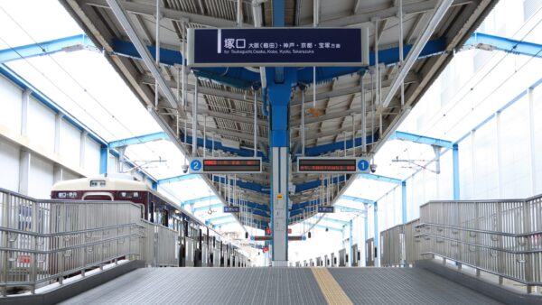 阪急電鉄の駅貼りポスター料金と種類。大阪梅田・主要駅の費用感と出稿ルール