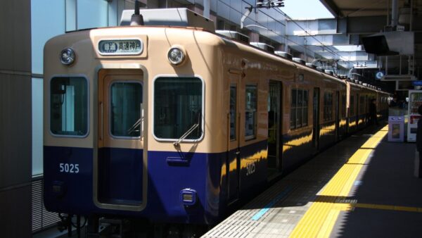 阪神電車の広告の種類と料金目安。大阪・神戸を結ぶスポーツ＆エンタメ路線の強み